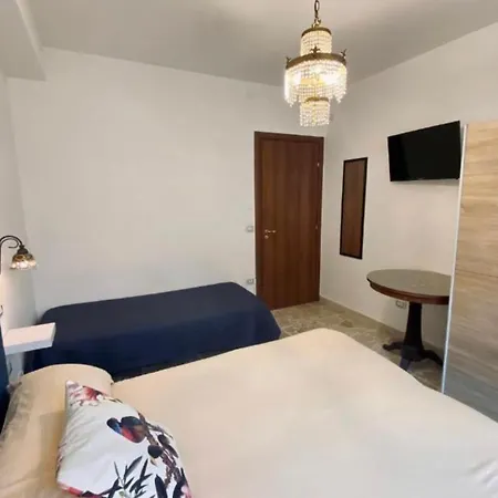 Tiny In The Heart Of Apartman *